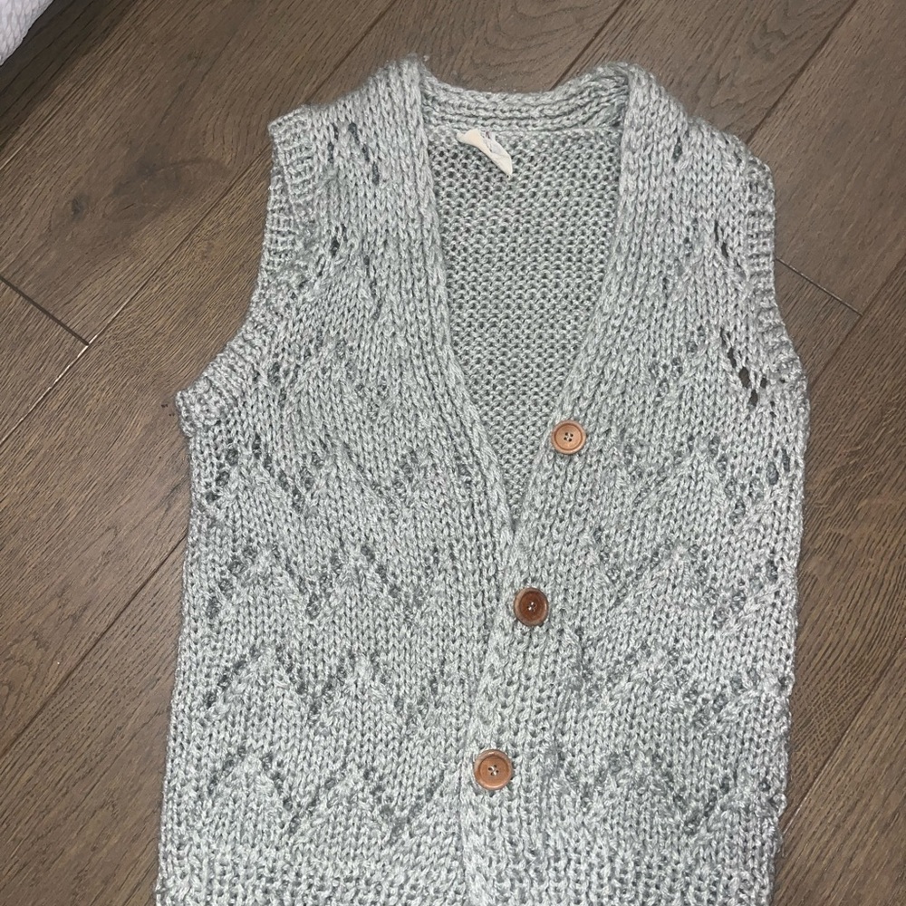 Elegant Knit Sleeveless Cardigan in Light Gray